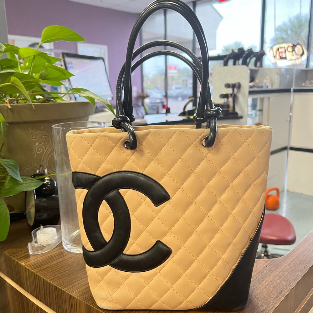 Chanel tote bag. Depth: 4.25"
Shoulder Strap Drop: 7.5"
Height: 9.25"
Width: 10"